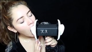 Eating her pussy that needs finger fucking action