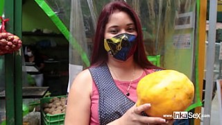 Katy Sex hermosa venezolana vende su rica condomxxx fruta y es sometida por peruano