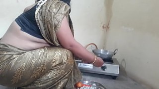 मॉर्निंग में मेड को खाना बनाते टाइम कुतिया बनाकर चोदा bhiankha XXX maid Fuck