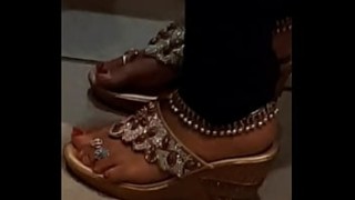 Feet lovers part 3. Enjoy pics of Indian sexy boob girls women feet.