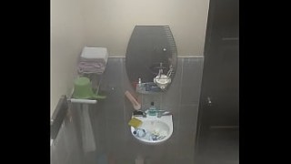 Abg sange di kamar mandi di jamin Hot