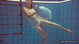 Cute Melissa xvidio com plays underwater