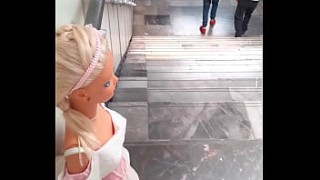 Barbie gigante en el khmer sex metro CDMX